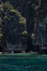 Falésias e o mar verde azulado da Tailândia