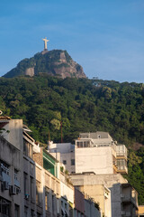 Edificios junto a montagna con el cristo redentor de fondo brasil