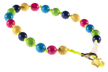 Pulseira de bolas de acrílico colorido. Formato de arquivo png fundo transparente.