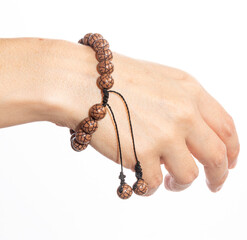 Pulseira de bolas em pulso feminino. 