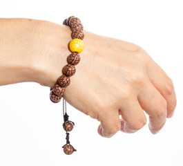 Pulseira de bolas em pulso feminino. 