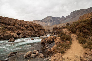 trilha de terra e o rio em Cajón del Maipo e Embalse El Yeso, Chile, Santiago, Chile