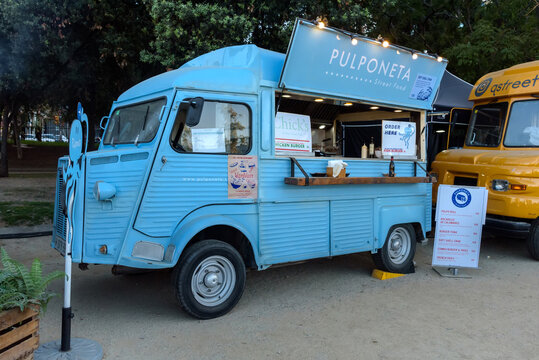 Furgoneta retro preparada para la venta de comida rápida. Camión de comida en un parque publico de Barcelona, España - 24 de octubre de 2023