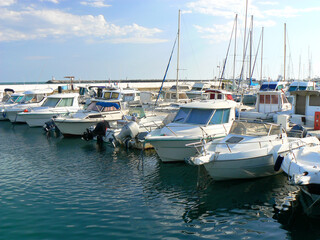 Obraz premium Pleasure boats in marina