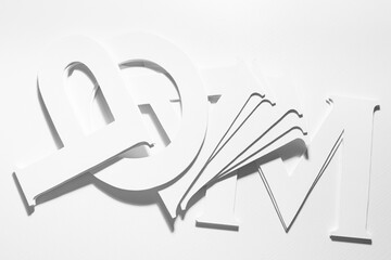 Buchstaben, weisse Buchstaben