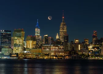 Crédence de cuisine en verre imprimé Manhattan Waxing Crescent moon over Manhattan
