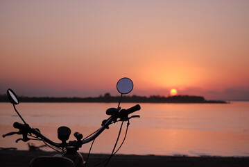 A vintage bicycle in the sunset - obrazy, fototapety, plakaty