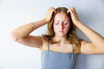 頭を抱える白人女性