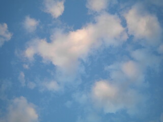 nubes pompones en el cielo