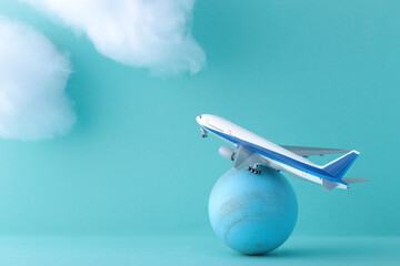 
タイトル	飛行機とスーツケースと雲の模型を使った青い背景の海外旅行のイメージ - obrazy, fototapety, plakaty
