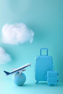
タイトル	飛行機とスーツケースと雲の模型を使った青い背景の海外旅行のイメージ
