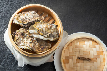 むし牡蠣料理　Photo of delicious steamed fresh oysters - 694195414