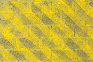Mur en parpaings peint en jaune