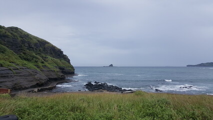 The surfy sea, the rocks, the sky 파도치는 바다와 갯바위, 하늘
