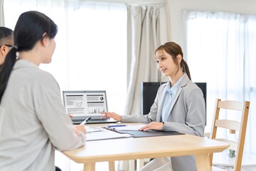 保険の案内をする女性の保険外交員