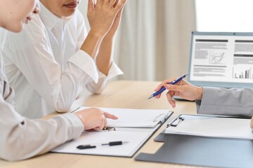 保険のプランの質問をするアジア人女性