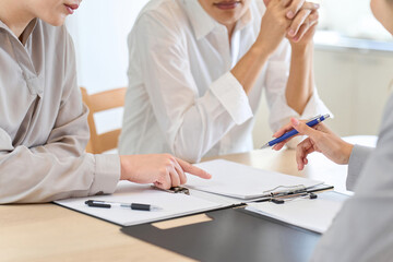 Fototapeta premium 保険のプランの質問をするアジア人女性