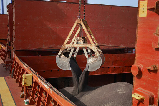 loading of rapeseeds in bulk by steel grab on ship