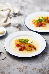 Shrimps with polenta and smoked ham