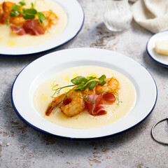 Shrimps with polenta and smoked ham