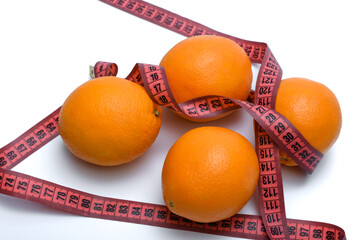 Izolowane pomarańcze leżą na białym tle, owinięte taśmą krawiecką