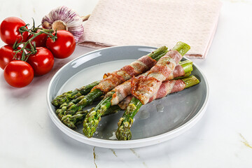 Grilled asparagus with bacon