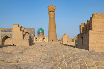 View of the medieval Kalon minaret from the roof of the Poi-Kpalyan mosque on a sunny day. Bukhara, Uzbekistan - obrazy, fototapety, plakaty