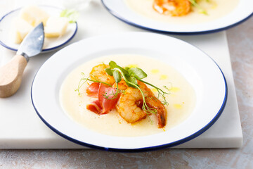 Shrimps with polenta and smoked ham