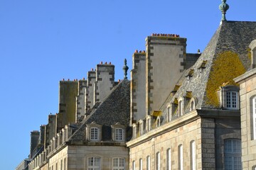 batiment typique de st malo - obrazy, fototapety, plakaty