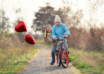 lachende verliebte Kinder auf dem Fahrrad