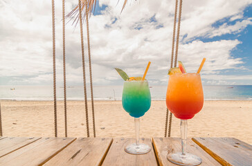 Cocktails sur la plage du Carbet à La Martinique, mer des Caraïbes, Antilles Françaises.	