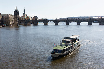 Paisaje del río Moldava en Praga, Checoslovaquia.