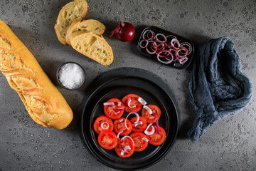 Frischer Tomatensalat selbst gemacht