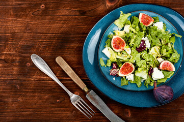 Salad with juicy figs, herbs and cheese.