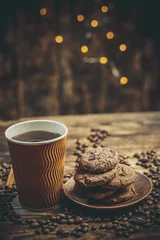 Papier Peint photo Lavable Bar a café Paper cup with coffee and chocolate cookies on a beautiful background, holiday treats
