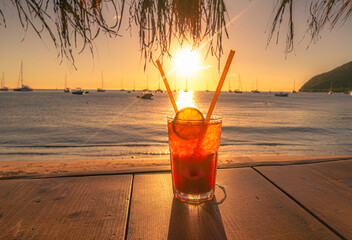 Cocktail avec un coucher de soleil à La Grande Anse d'Arlet à La Martinique, mer des Caraïbes,...