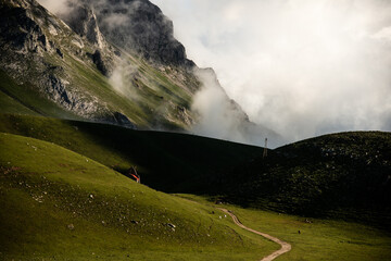 Bajada a Sotres donde la niebla reina en los Picos de Europa, por encima de 1000m se abre un nuevo cielo.