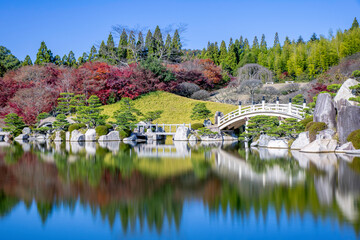 秋で色づく三景園の日本庭園