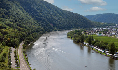 Fantastischer Panorama Blick von oben auf den deutschen Fluss Mosel und die berühmte...
