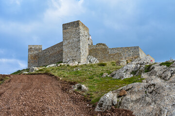 Vista de los muros exteriores del Castillo de Aracena. Huelva, Andalucía, España.