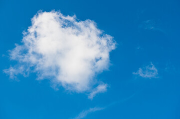 Fototapeta na wymiar Large fluffy white cloud in blue sky