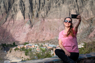 Turista tomándose una selfie en el mirador del pueblo de Iruya, Argentina