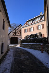 Schöner Wintertag mit Sonne und Schnee in der Altstadt von Greding in Bayern	