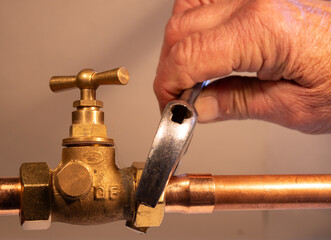  travaux plomberie sur robinet d'arrêt en cuivre