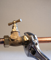  travaux plomberie sur robinet d'arrêt en cuivre