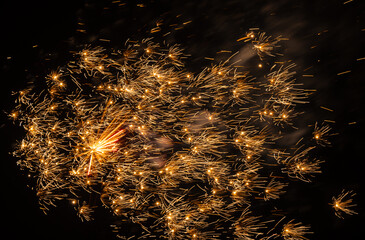 Langzeitbelichtung Abstrakte Funken von einem Silvester Feuerwerk für Hintergründe