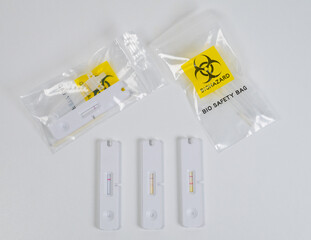 Corona Test SARS-CoV-2 positiv getestet, Testanzeige 2 rote Striche 