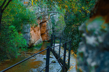 Paseo fluvial río guadalaviar en albarracín	