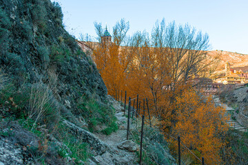 Paseo fluvial río guadalaviar en albarracín	