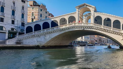 Photo sur Plexiglas Pont du Rialto Channel Canal Grande with scenic view of famous Rialto bridge in city of Venice, Veneto, Northern Italy, Europe. Venetian architectural landmarks. Romantic vacation. Summer urban tourism